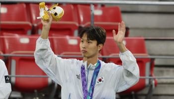 엄지성에 인종차별 한 영국 관중 체포..50대 축구팬