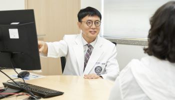 기름진 식사 뒤 명치·오른쪽 윗배 ‘쥐어짜는 통증’… 담석증 의심