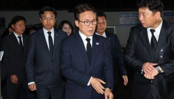 김민석 조문車 '응급 전용' 주차 논란…與 "주의하겠다" 사과