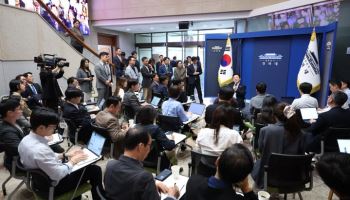 李 “개혁 속도조절 지적 일리…과잉 자신감 있었을 수도”