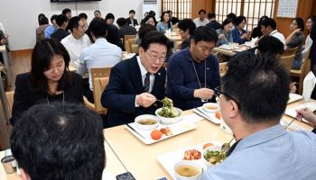 李 “부동산 진폭 줄여야”…대출규제엔 “구체적 타당성 계속 검증”
