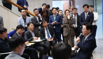 李 “증시 저평가…추가 조치 검토”