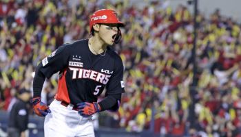 잠실 마지막 밤 수놓은 145m 만루포…가을도 ‘김도영 천하’