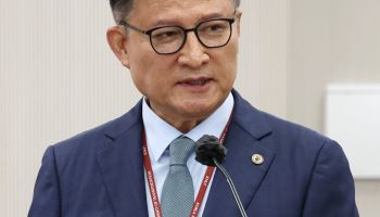 충북대 통합 무산에 해외출장 논란…교통대 총장 “사퇴 생각해보겠다”