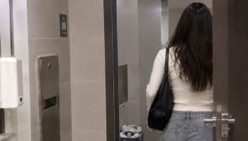 직장 화장실서 출산 뒤 쓰레기통에 버린 20대…아기는 결국