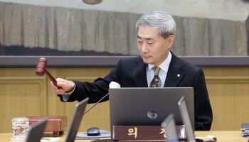 한은, 기준금리 3.00% 동결…'호미' 꺼낸 뒤 숨 고르기