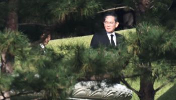 UAE 귀국 직후 부친 선영 찾은 이재용…이건희 6주기 추모