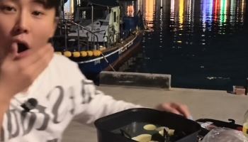 “생방 중 갑자기 바다에 풍덩”…곧바로 구조한 남성, 알고 보니