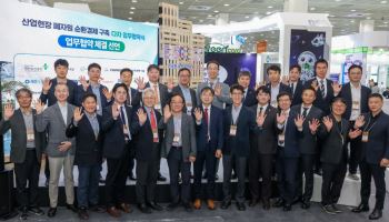 "산업현장 폐자원 재활용 활성화" KCC, 전 사업장 폐안전모 기부