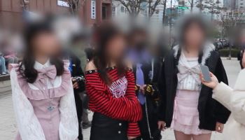"못생김 숨겨야" …17세 소녀, 2시간 넘게 화장 속내는