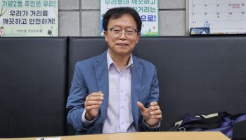 “꼭 완주하세요”…신고 있던 양말 벗어 건넨 방범대장
