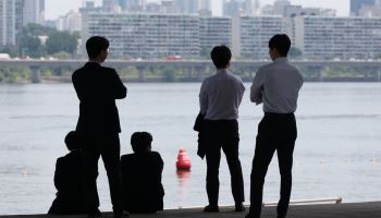 "월급 들어온 지 하루 지났는데..." 평균 '57%' 사라진다