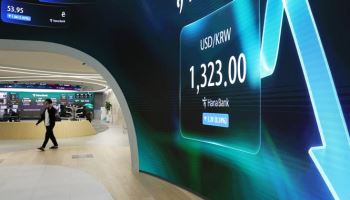 성장률 1.0% 예상 웃돌아…환율 1320원대서 달러 강세와 줄다리기 