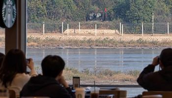 "북한군 보며 라떼 한잔?"…SNS 뒤흔든 사진, 알고 보니