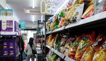 "삼각김밥 주세요" 편의점 '큰손'된 60대…앱 사용은 '글쎄'