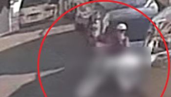 "옆구리에 끼고 태연히"…구로구 쓰레기장 '미라' 유기 CCTV 보니(영상)