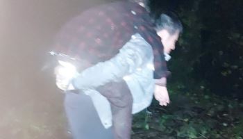 “할머니, 업히세요”…빗속 길 잃은 80대 업고 산길 내려온 경찰들