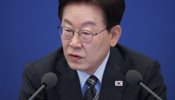 "외국인 노동자 도움 안 된다" vs "크게 도움 안 된다"…李, 보도 지적