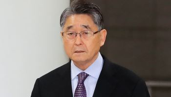 '5·18 희생자·유족 명예훼' 보수논객 지만원 구속…"증거인멸 우려"