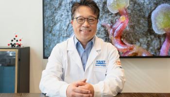 "KAIST 교수가 웬 샴푸?"···80년 역사 학회 인정 받았다