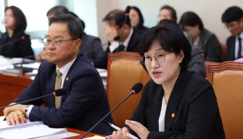“경찰 수사 달라졌다”는 원민경…野 “여성폭력 피해자 보호 공백 우려”