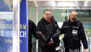 "이런 나라가 어디 있느냐" 고성…역삼 방화범, 살인미수 송치