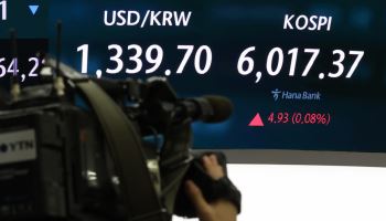'덜 매파적인' FOMC 소화…환율 1330원대로 하락·채권 강세
