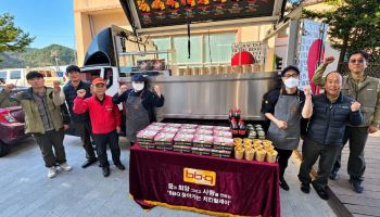 BBQ, 오대산국립공원 직원에 '치킨 나눔'…단풍철 현장 응원