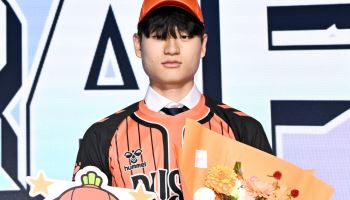 ‘제2의 문성민’ 뜬다…'전체 1순위 OK행' 윤경, 잠든 男배구 깨울까