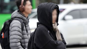 금요일 전국 흐리고 선선…새벽 곳곳 비