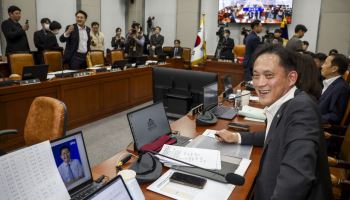 대통령실 국감 2시간도 안 돼 ‘스톱’... ‘내란 옹호’ 김태규 등장에 정회