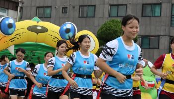 태클 대신 태그…초등생부터 성인까지 함께 뛰는 럭비 축제