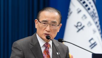 靑 “광주 軍공항 이전 포괄협정 거의 마무리…美 알박기 없어”