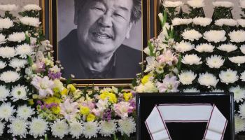 "속상해"…김혜자·윤여정, 故 최불암 빈소서 끌어안고 슬픔 나눠
