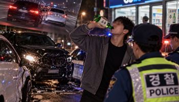 보복운전 사고 내고 경찰 앞에서 소주 '벌컥'한 20대의 최후