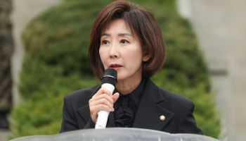"李, 산후조리원 탓 참 비겁"…나경원, '다문화 우대 폐지' 직격