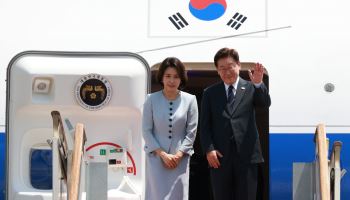 "해외순방 잦다" 비판에 李 "돼지 눈엔 돼지만 보여"