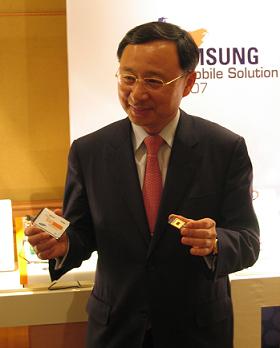 (인터뷰)황창규 "반도체 마술로 새 `모바일기기` 탄생시킨다"