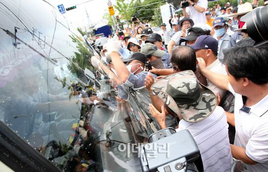 [포토]권영길 의원 태운 버스 막아서는 쌍용차 직원들