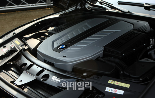 [포토]BMW 뉴 760Li ''파워풀한 V12기통 엔진''