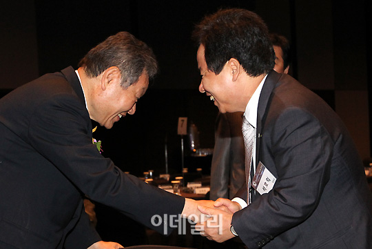 [포토]인사하는 어윤대 국가브랜드위원장과 석호익 KT 부회장