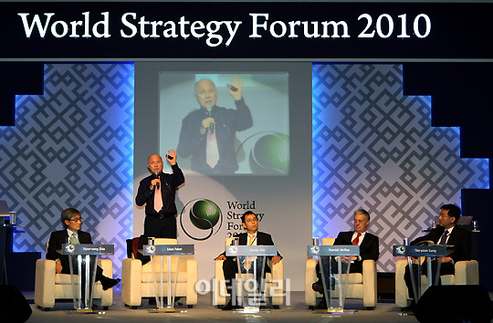 [포토]마크파버 ''세계전략포럼 2010 토론 참석''