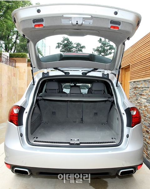 뉴 포르쉐 카이엔 시리즈 ''더욱 넓어진 트렁크''                                                                                                                                
