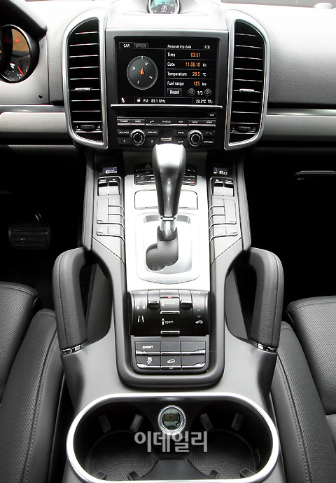 뉴 포르쉐 카이엔 터보 ''깔끔해진 센터 페시아''                                                                                                                                