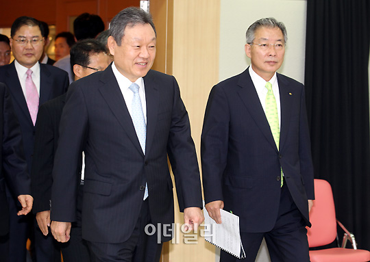 [포토]주총장에 함께 들어서는 어윤대-강정원