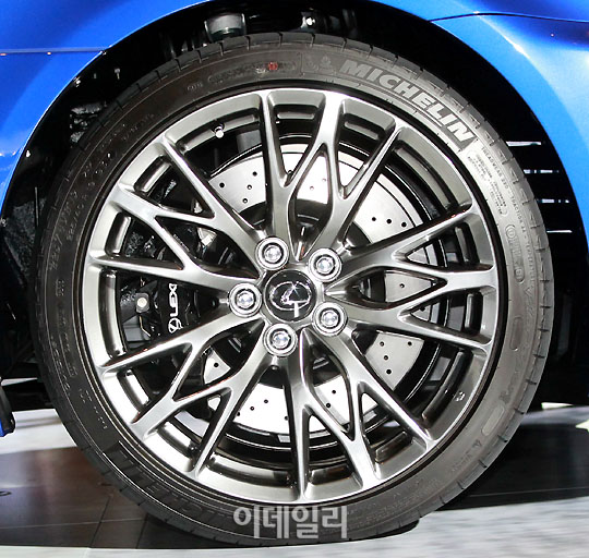 [포토]렉서스 IS F `파워가 느껴지는 타이어와 휠`