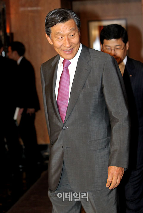 [포토]박영주 이건산업 회장 `많이들 오셨네요`