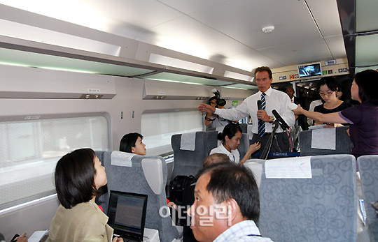 [포토]질문에 답하는 슈워제네거 주지사