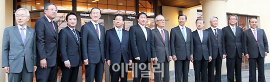 [포토]`포즈 취한 총수들`..전경련 회장단 정례회의