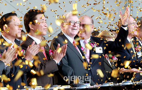 [포토]워렌 버핏 `대구텍 2공장 기공식, 축하합니다`
